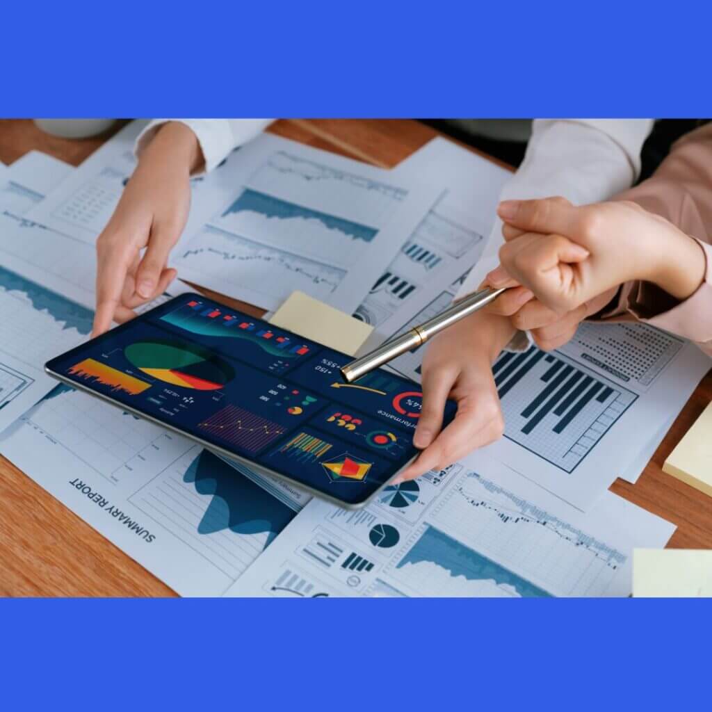Equipo de Áncora Social Plus diseñando estrategias de marketing digital en Venezuela