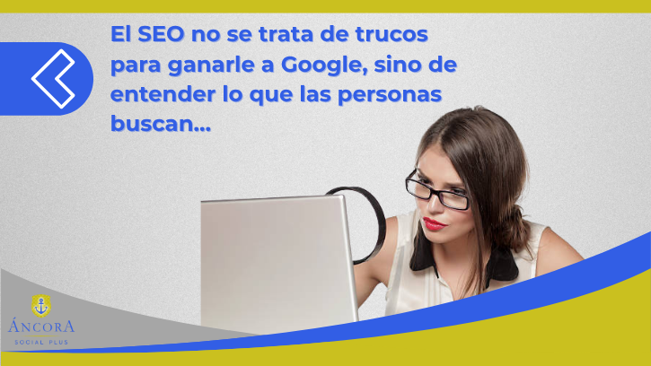 Mujer observando una laptop con lupa, junto al texto